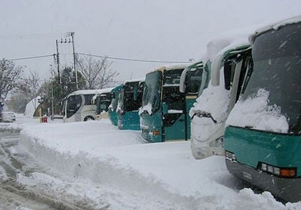 Χανιά: Εγκλωβίστηκαν δύο λεωφορεία του ΚΤΕΛ με μαθητές